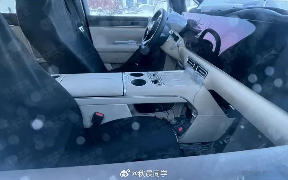 前排看着和问界M9差不多，毕竟是首款鸿蒙智行MPV重点是后排，感觉能看清的只有这