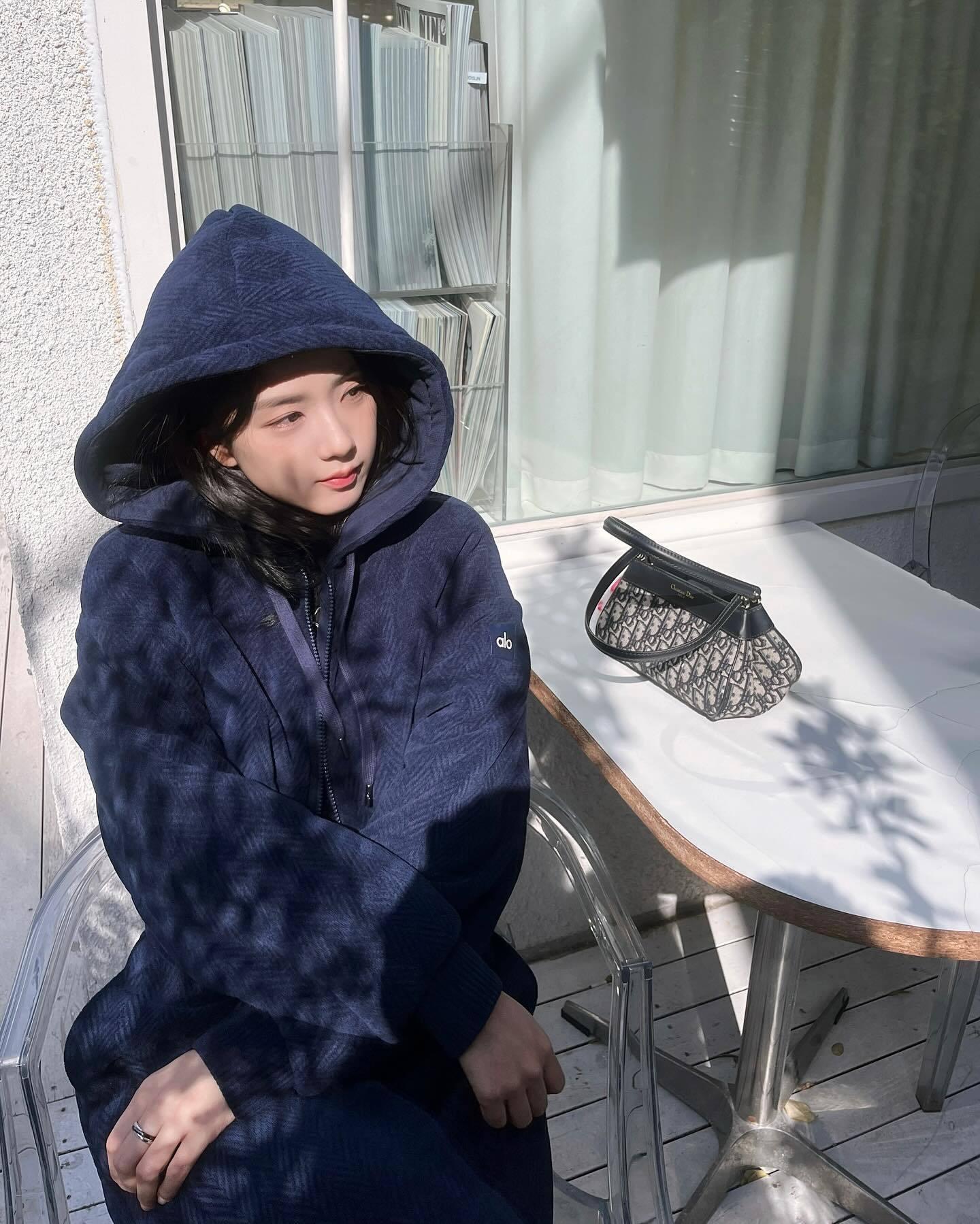 Jisoo ins更新💙 ​​​