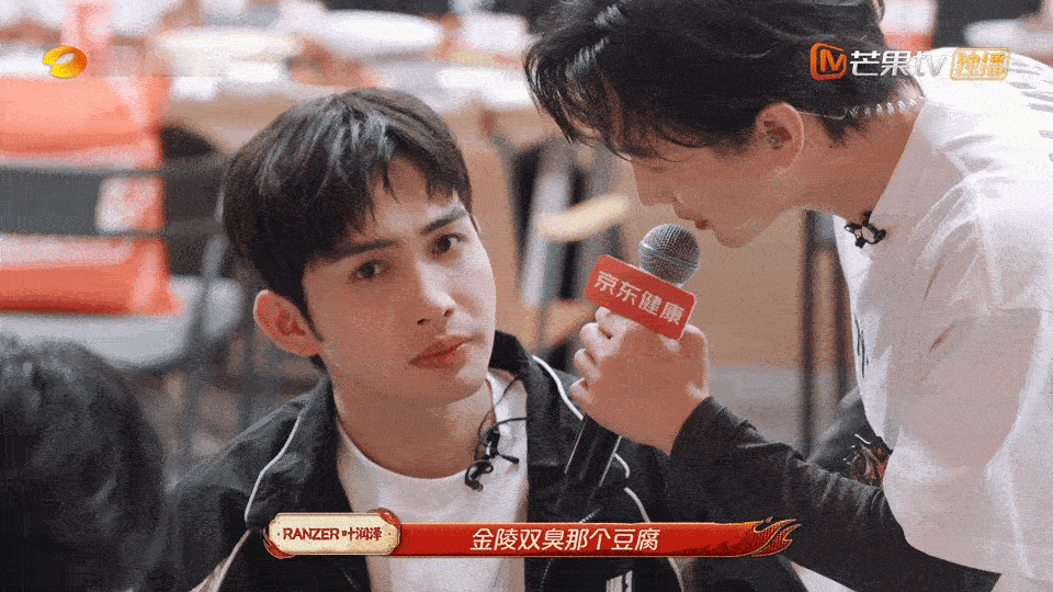 张彬彬说臭豆腐是黑暗料理 这也太真实了，张彬彬品鉴臭豆腐全程表情高能，直言是黑暗