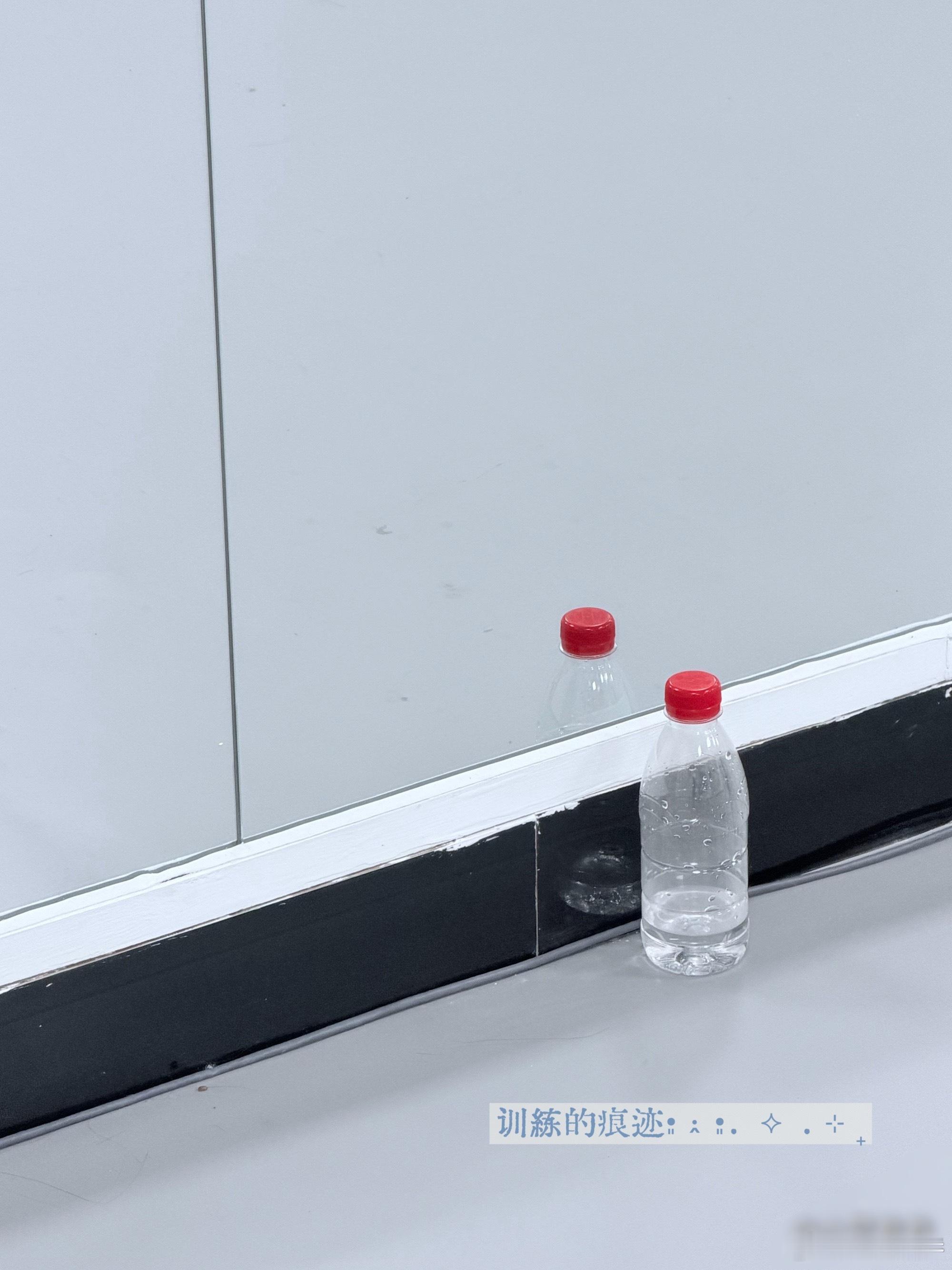 王橹杰泡泡 我家宝比又来报备了我们想你了宝宝训练辛苦啦多喝水多吃饭！ 小表情依旧