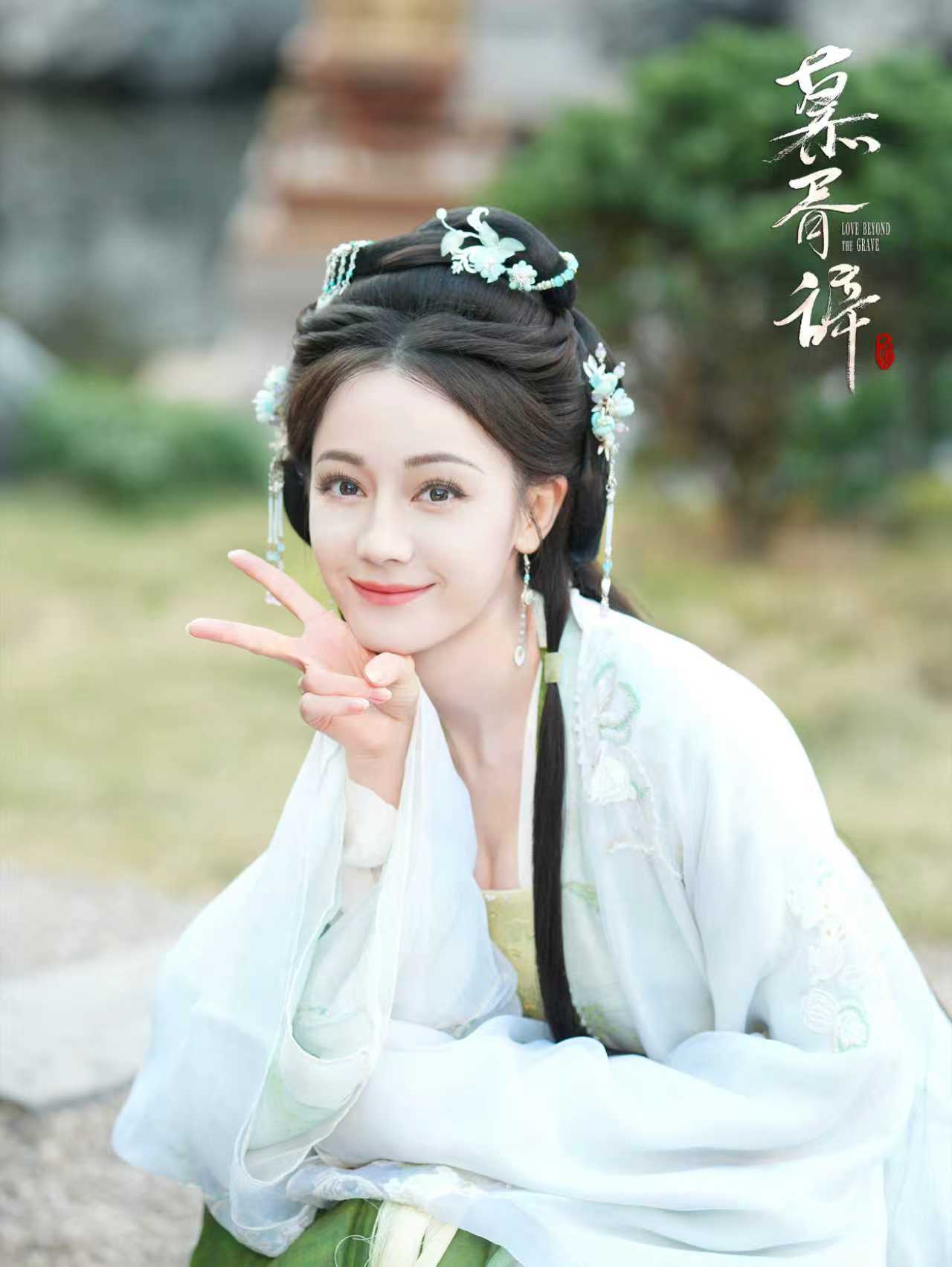 迪丽热巴hi6录制逆应援粉丝 迪丽热巴hi6录制逆应援粉丝，给粉丝准备了奶茶、鸡