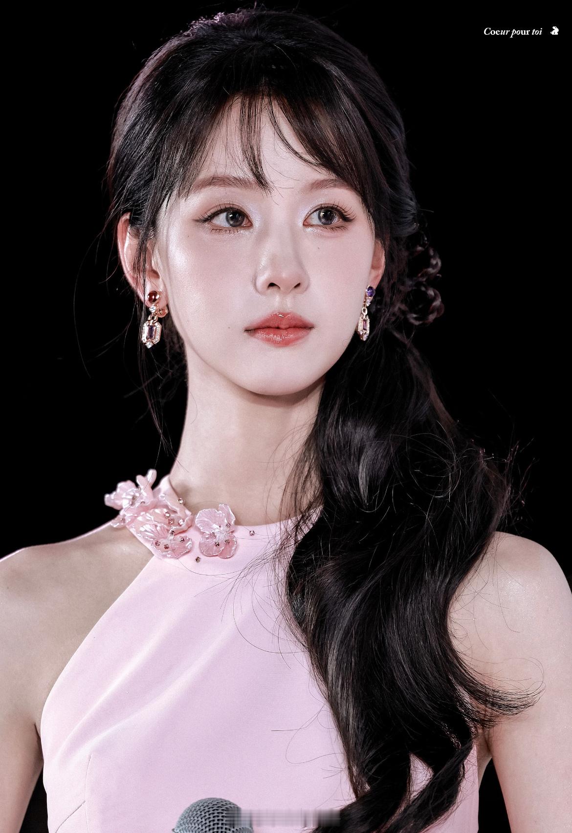 陈都灵 萌死我了…这个妆容！！做这个发型和妆容的要挨夸，太适合嘟嘟了 ​​​
