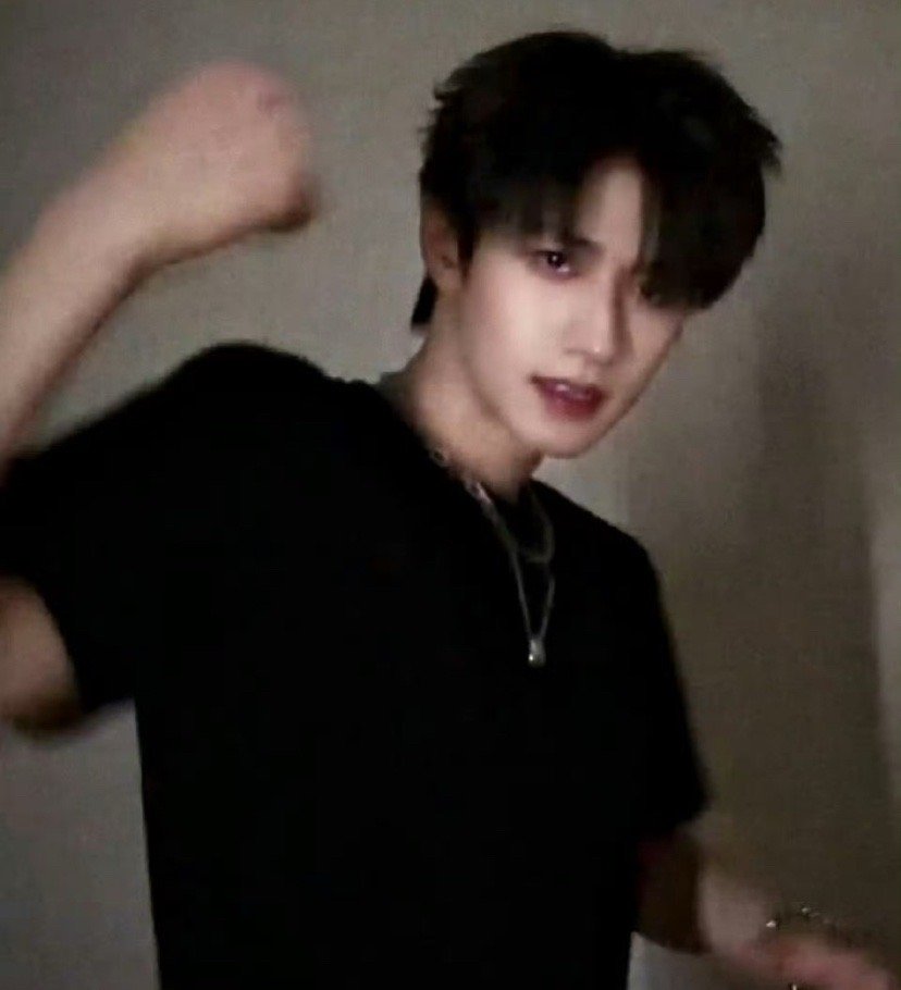 朱志鑫情人节真的来真的！先是氛围感帅照直接狙击心脏，紧接着又更手势舞，颜值和活力