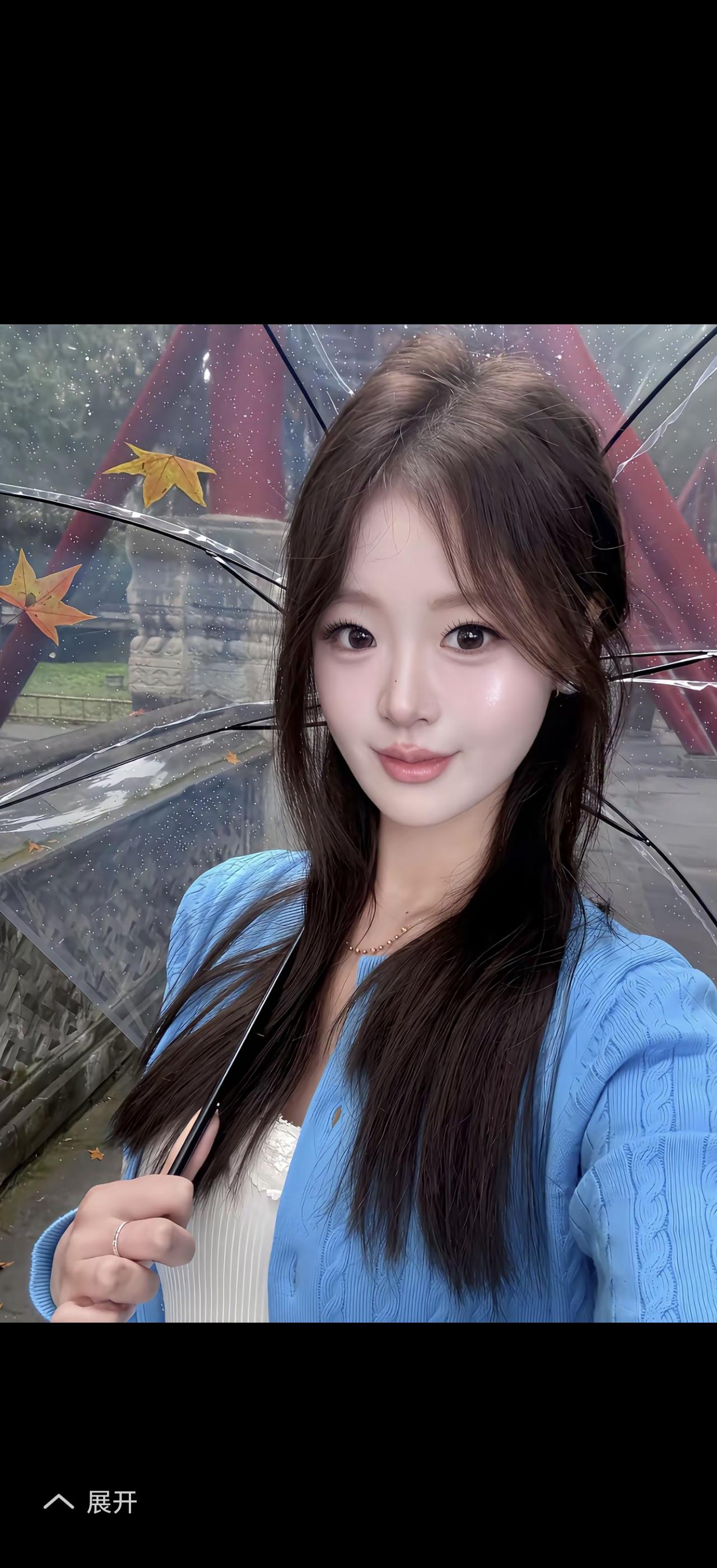 秋天和蓝色简直是绝配！浅蓝针织上衣，镂空设计细节感满满，温柔又透气。搭配同色系印