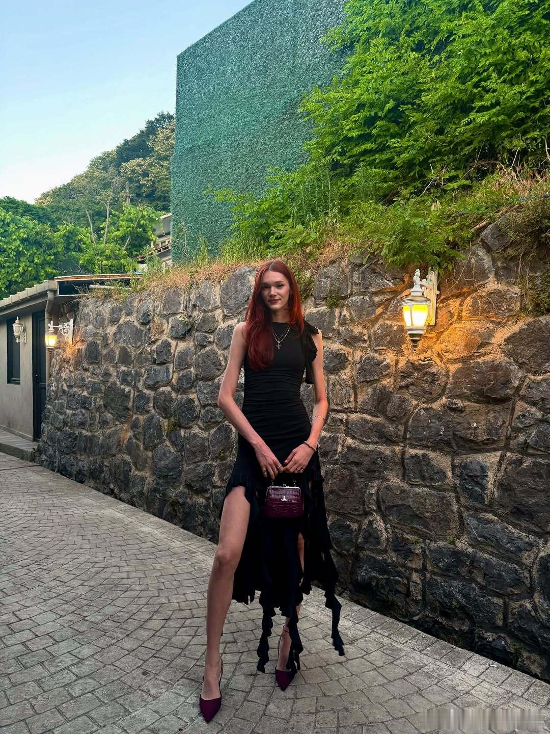 🎙️ 玛丽娜·马尔科娃：身高两米带来了截然不同的生活体验。人们经常在电梯里拦住