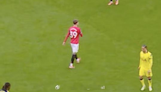 泰勒·弗莱彻这个身形这个号码这个肤色这个发色，站在中场让人想起了一位故人…曼联英