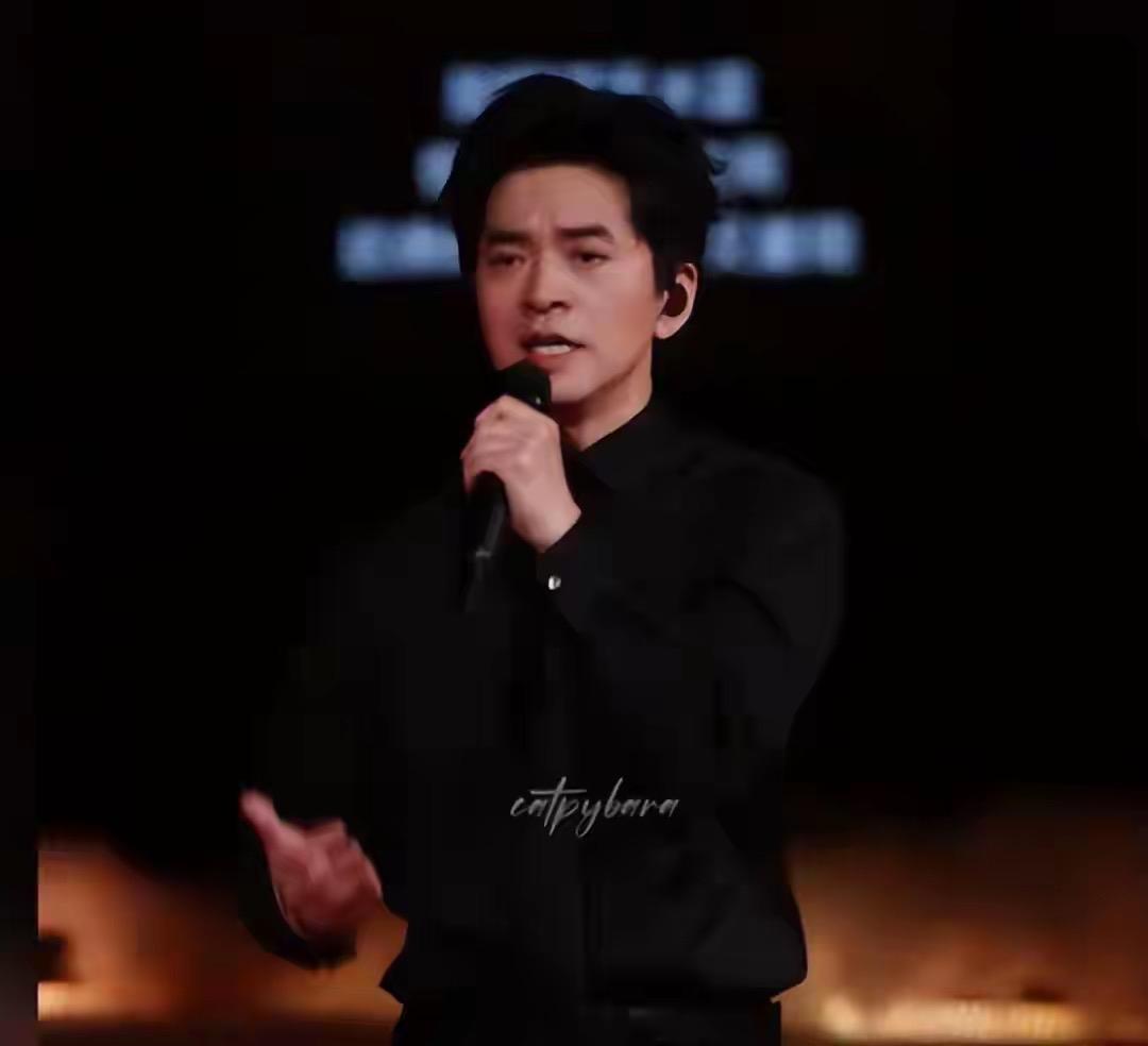10月3日，李健登台演唱《情怨》，用一曲经典老歌怀念刘欢，瞬间戳中无数听众。
