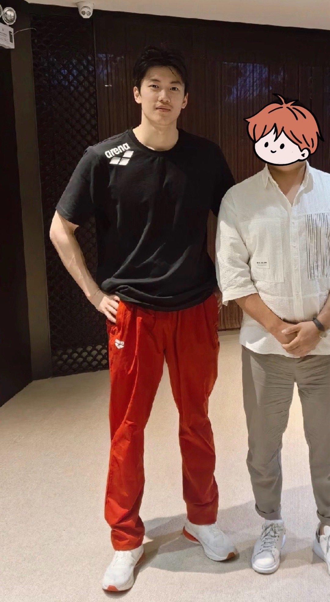 感觉没见过看衣服应该是24年冠军赛汪顺甬敢小兔