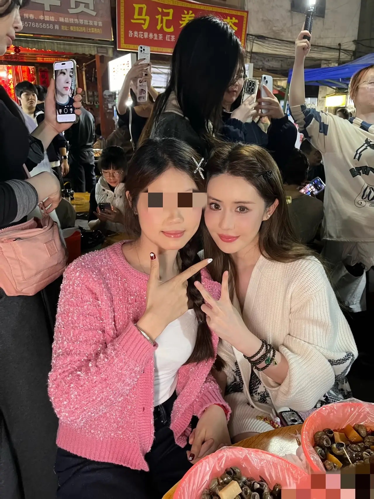 韦雪好厉害，开红色劳斯莱斯库里南回老家，总价超1,000万，秦奋前绯闻女友韦雪回