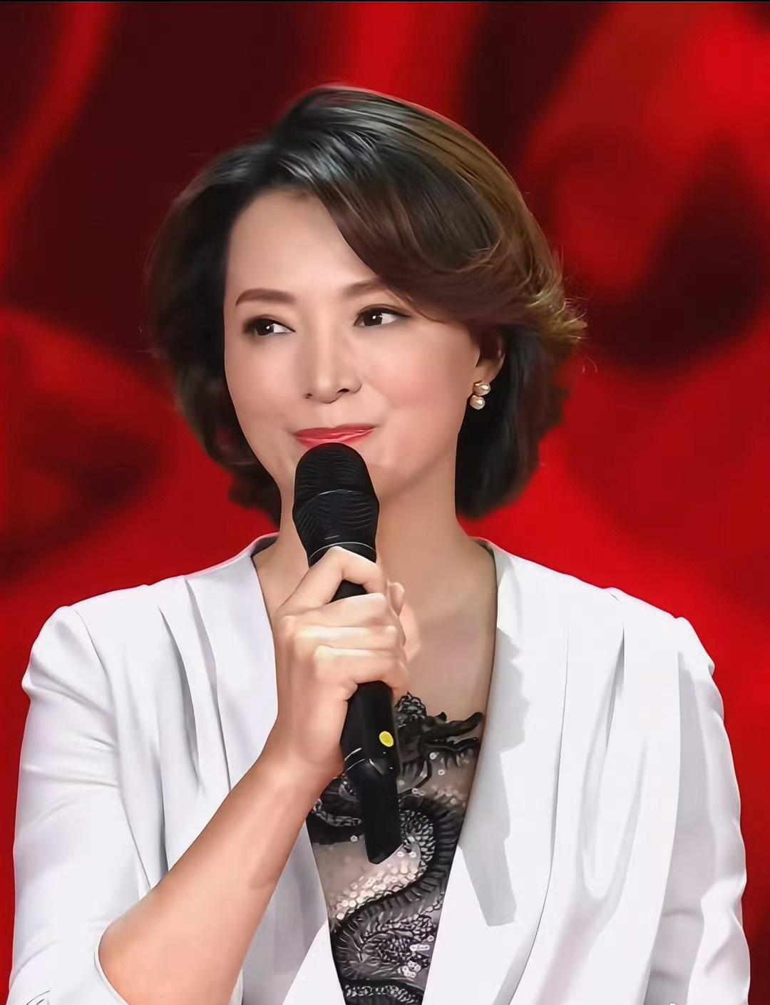 一纸登报悼文道尽半生相伴，七年抗癌路满是煎熬。母亲的温柔坚韧，子女无声的陪伴，字