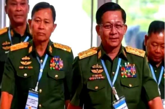 洪森直接开骂了，指着他那个48岁的儿子。
“让你去美国待了10年，人脉呢？关系呢