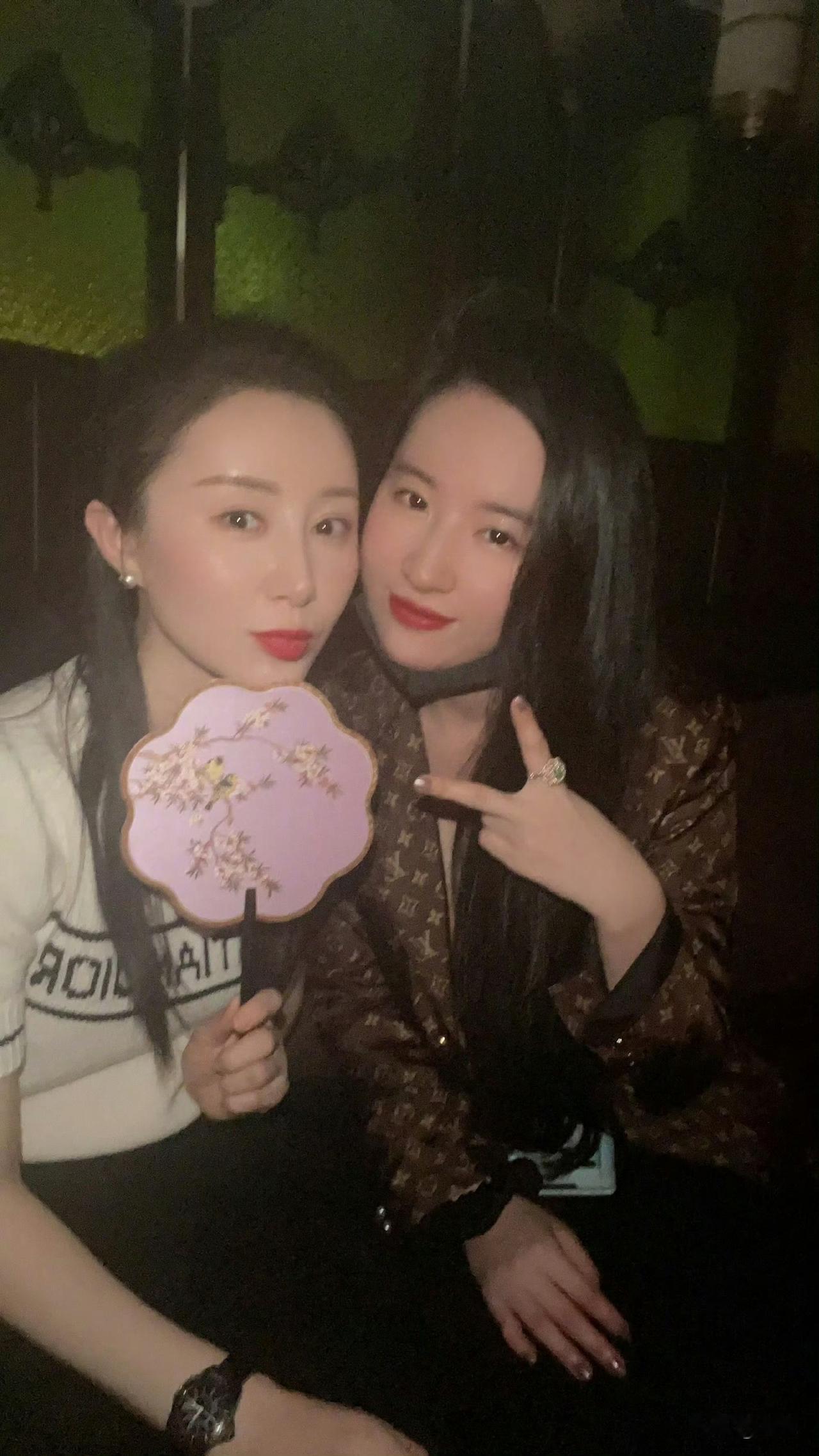 一组舒畅和刘亦菲的合照！
两位冻龄女神，大家更吃谁的颜呢🥰