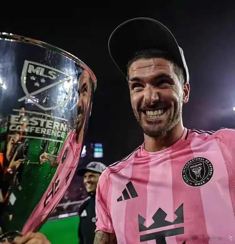 这竟然是德保罗职业生涯第一个俱乐部冠军简直太不可思议啦！