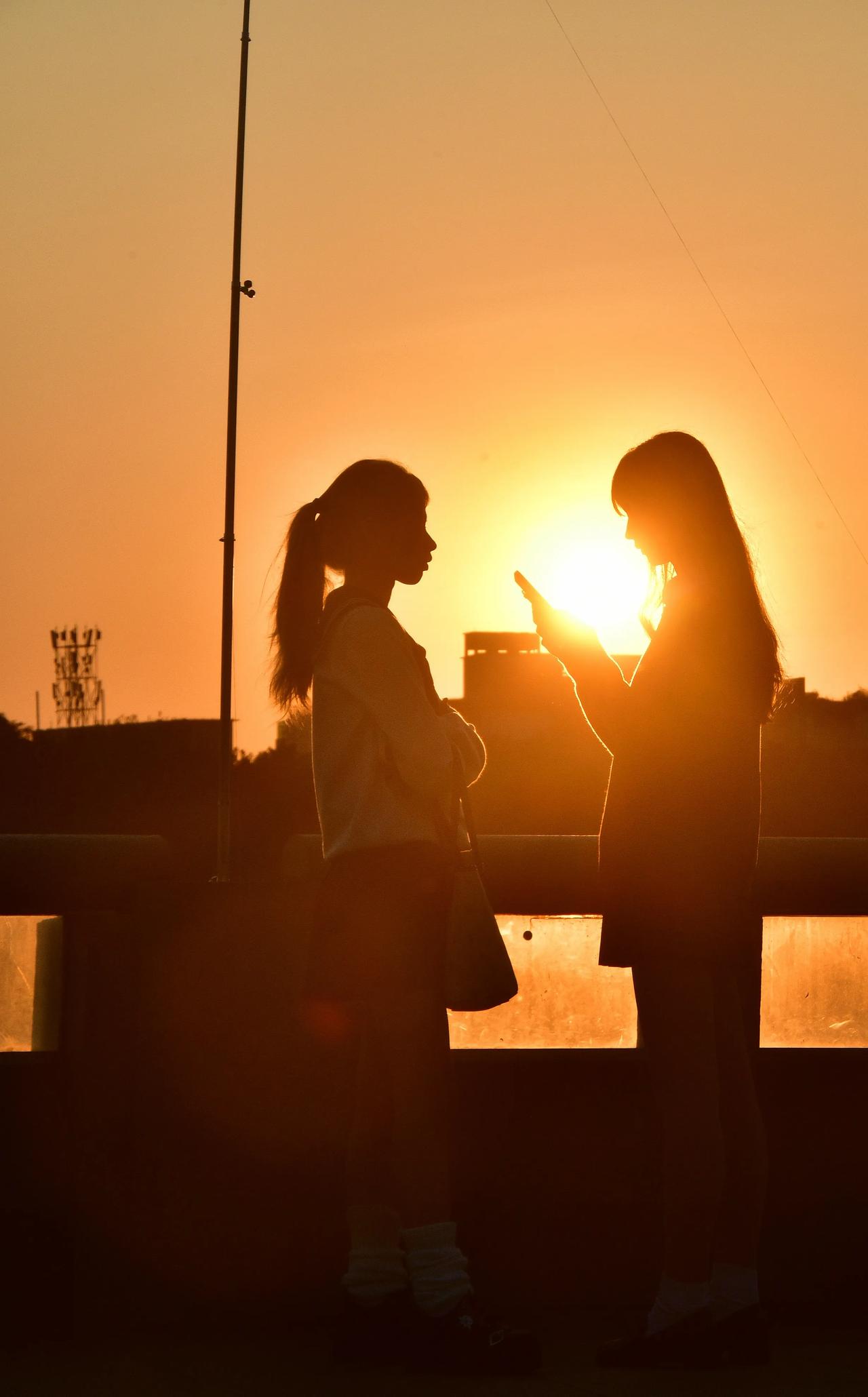 夕阳下的剪影，分享生活的美好瞬间🌅📱湖边日落拍照 夕阳氛围感拍照 捕捉夕阳的