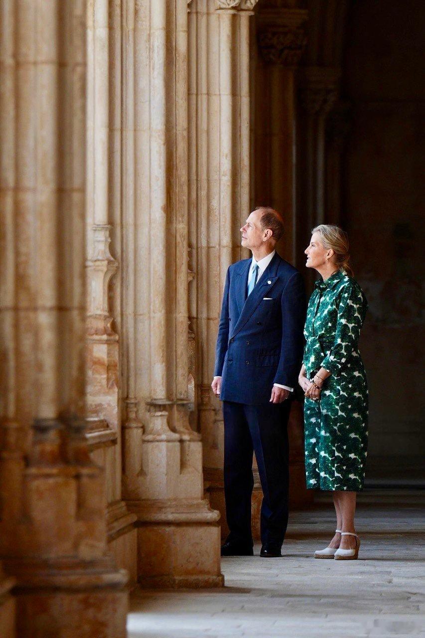 英国王室 🇬🇧6月2日，爱丁堡公爵夫妇到访葡萄牙巴塔利亚修道院，并致敬葡萄牙