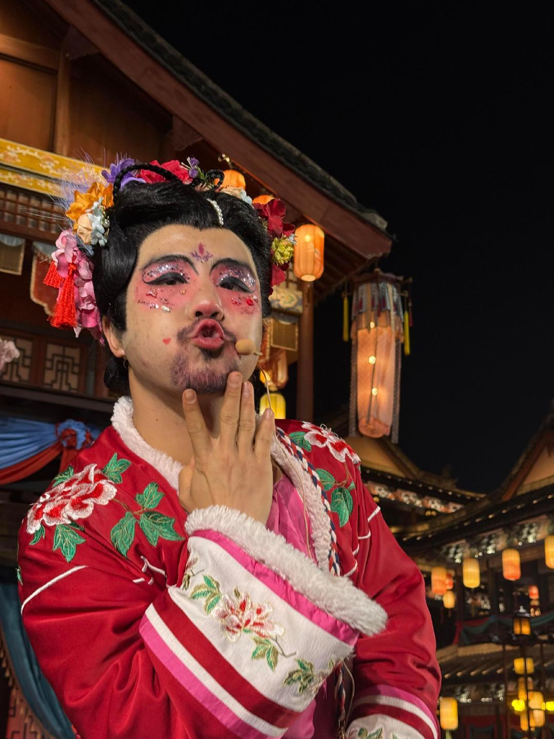 王皓横店如花的故事王皓cos如花替母还债横店搞笑如花的背后，是王皓替母还债的孝心