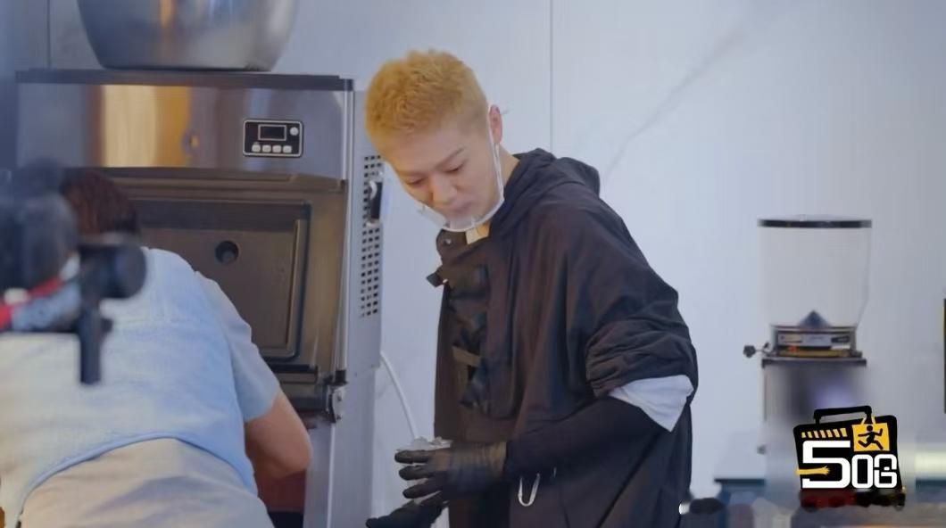鹿晗看见小猫立刻切换声线鹿晗看见小猫秒变夹子音 正常讨论咖啡的时候还挺认真的，结