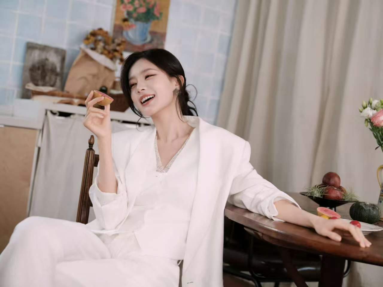 李一桐被挤成外星人了还以为李一桐用特效了 前一秒精致女神，下一秒直接被挤成外星人