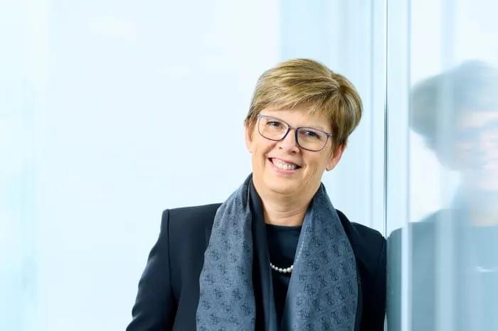 欧洲官员和银行家们正迫不及待地想动用被冻结的俄罗斯资产援助乌克兰，而第一个计划被