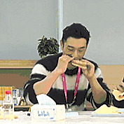 黄晓明这个煎饼是用铁皮做的吗[疑问] 