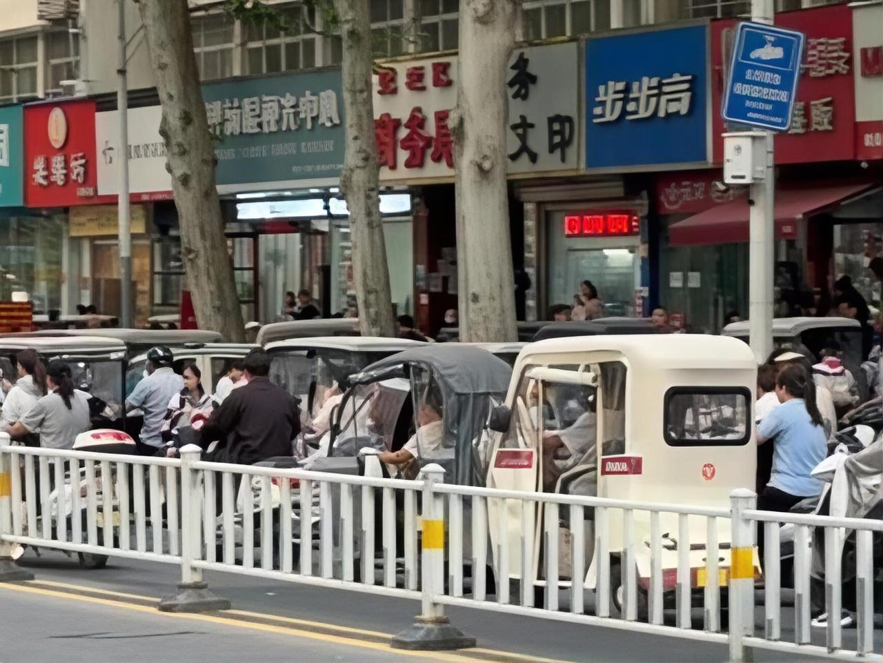 代步车这事儿现在闹得沸沸扬扬的。南阳现在路面是比之前清净些了，可一个小区里几十辆