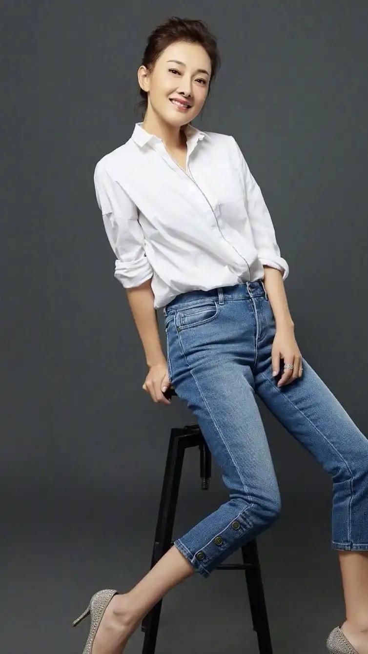 这位身材高挑、风韵犹存的气质美女演员，你还能一眼认出她叫什么名字吗？