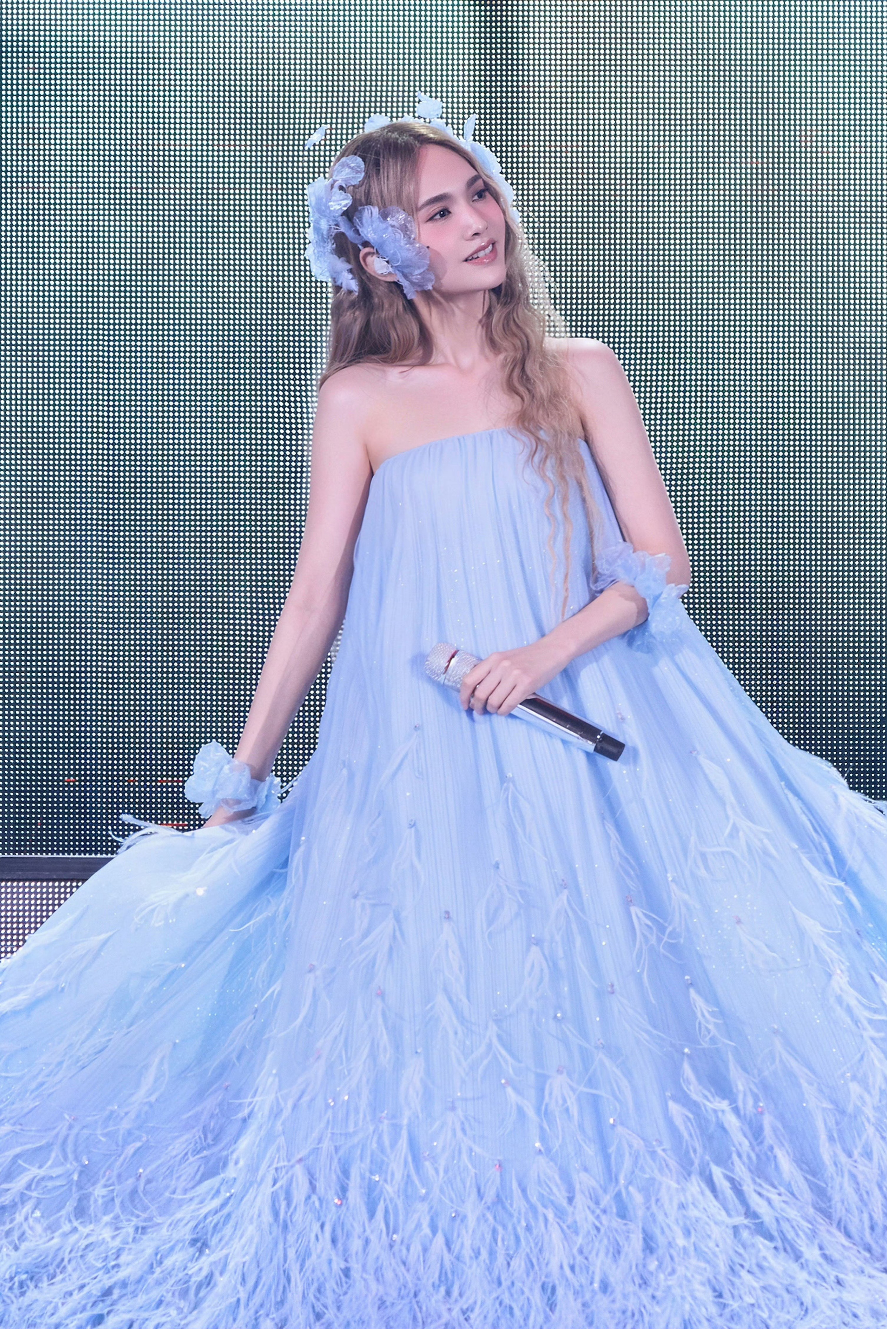 “暧昧让人受尽委屈”的旋律一响DNA就动了！是KTV必点的《雨爱》是偶像剧里的白