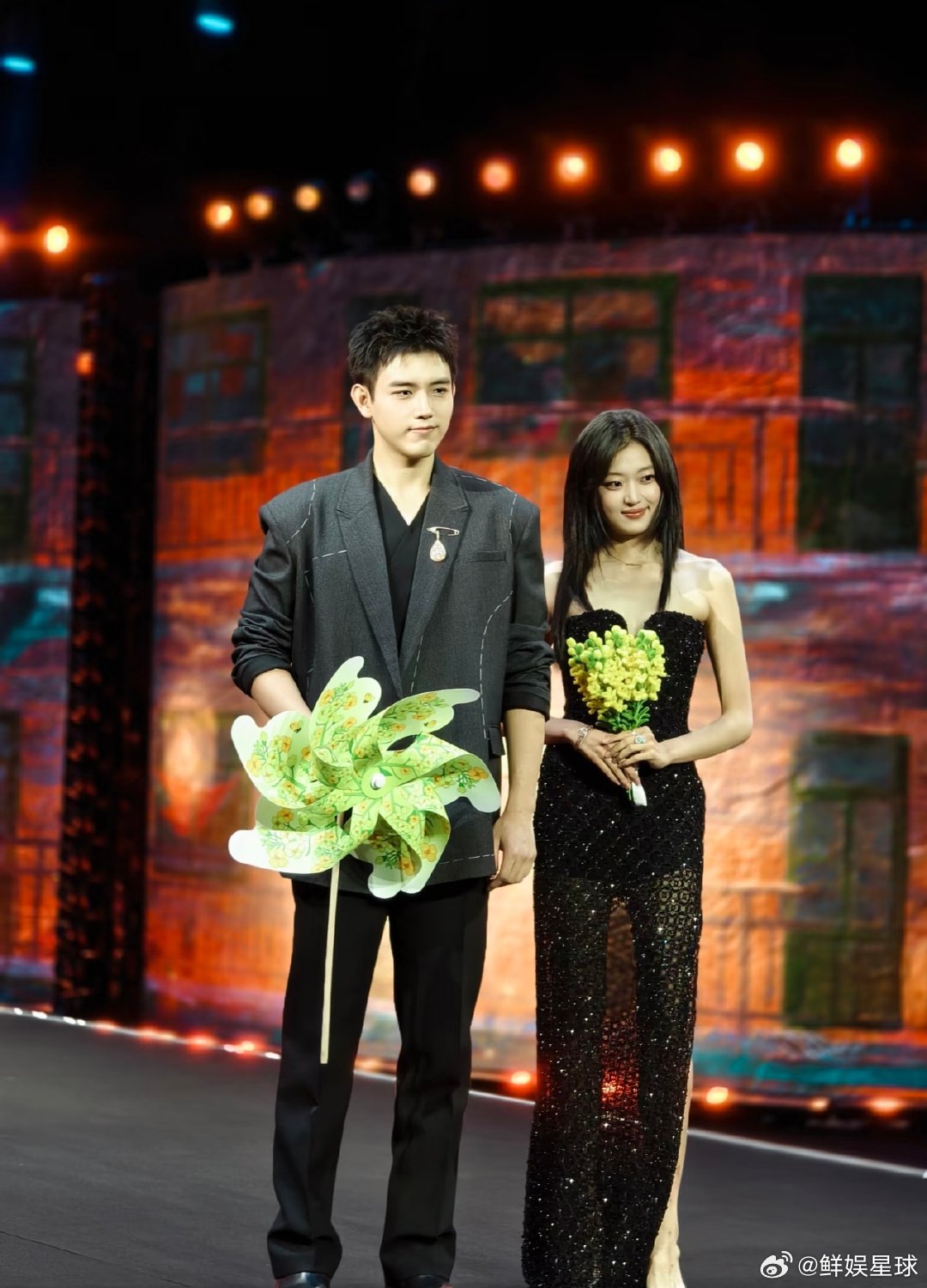 你好星期六全员抢开工红包 你好星期六 好六开工派对超有趣！全员抢红包，演技一个比