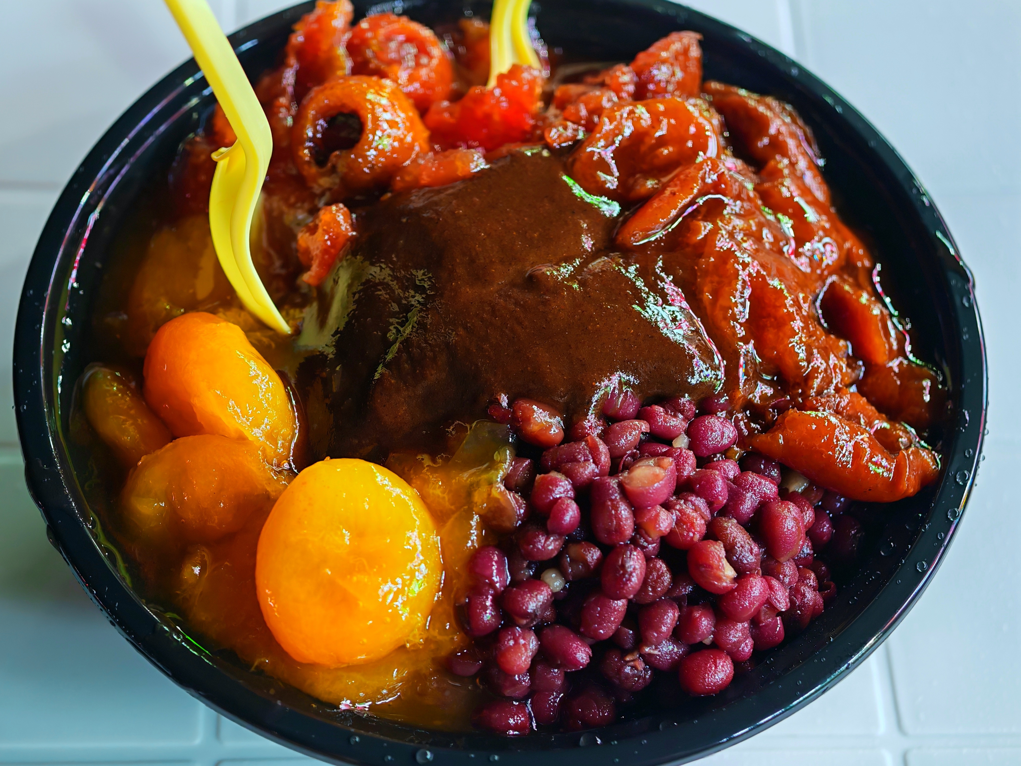 吃完晚饭本来想下楼遛遛弯，消化消化食减减肥。结果溜了一圈回来到家门口，看见刨冰店