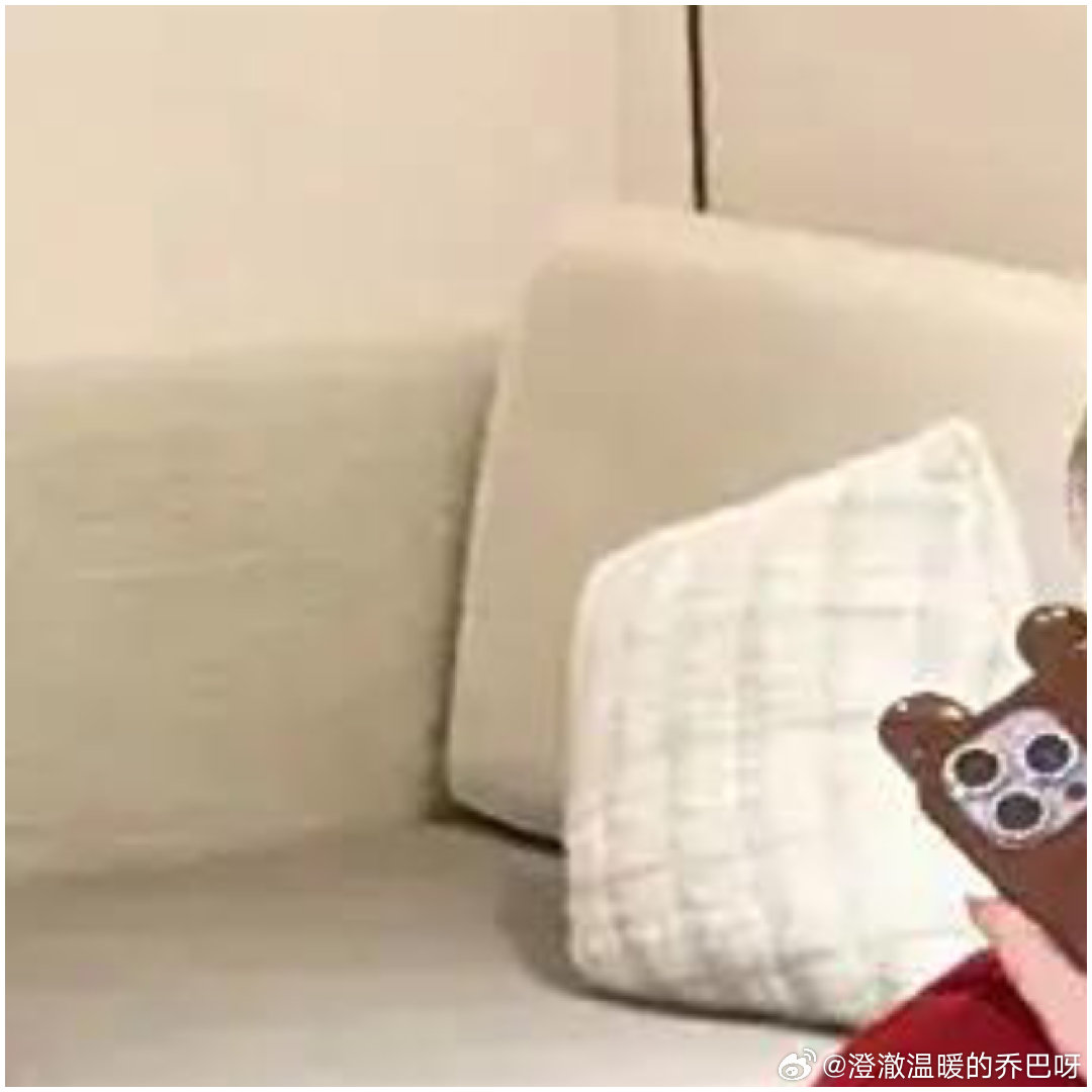 唐嫣身穿酒红色体恤，搭配同色系棒球帽，下搭蓝色牛仔裤，体恤下塞腰间，展现出她那纤