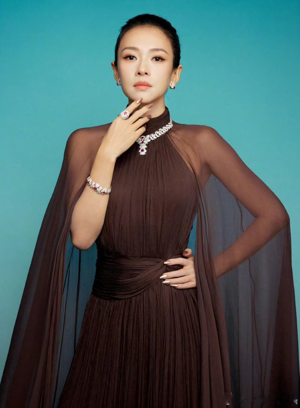 说实话章子怡真的是一个好演员，不仔细看图一，你根本不知道哪个是她。邋里邋遢的大婶