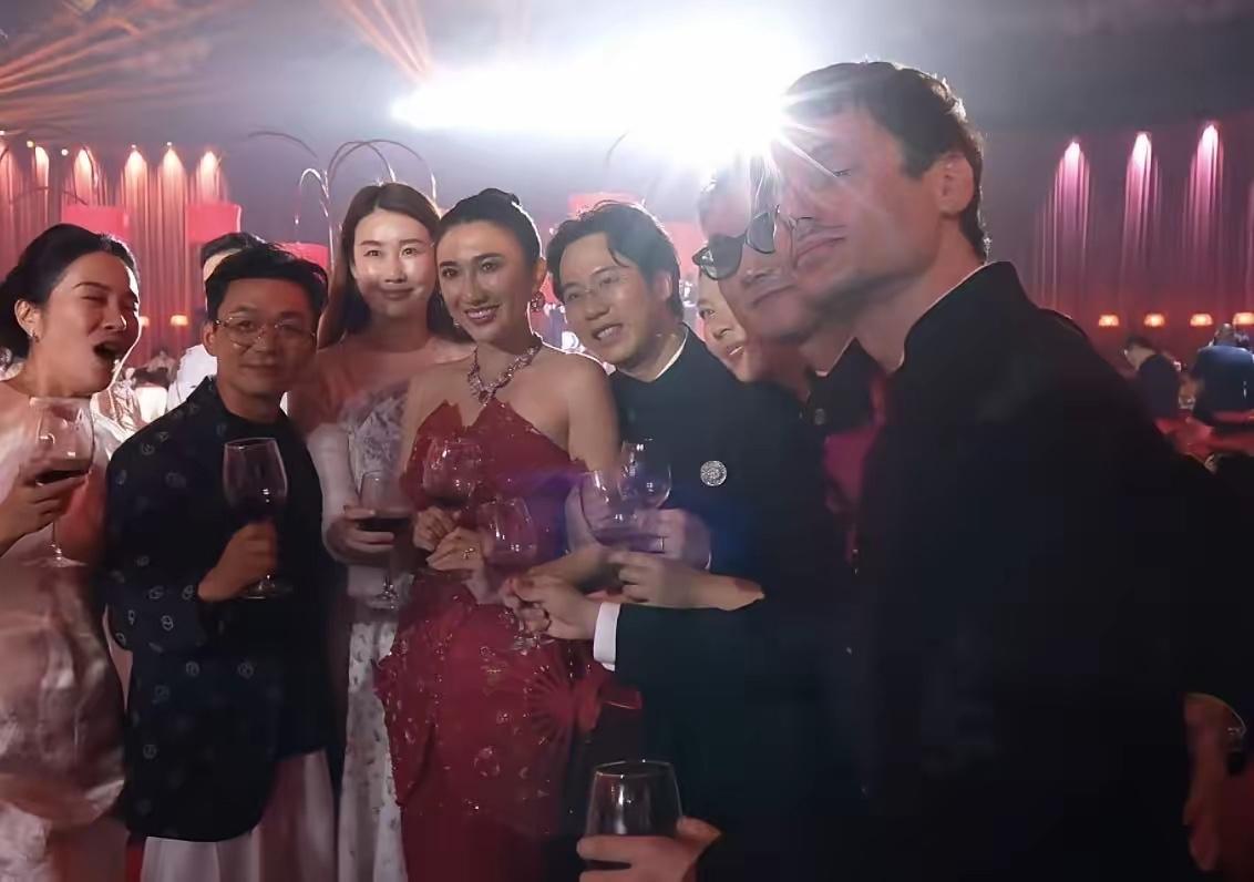 近日，有网友晒出王宝强陪女友冯清回青岛，参加好友婚礼的画面。

王宝强与冯清已经