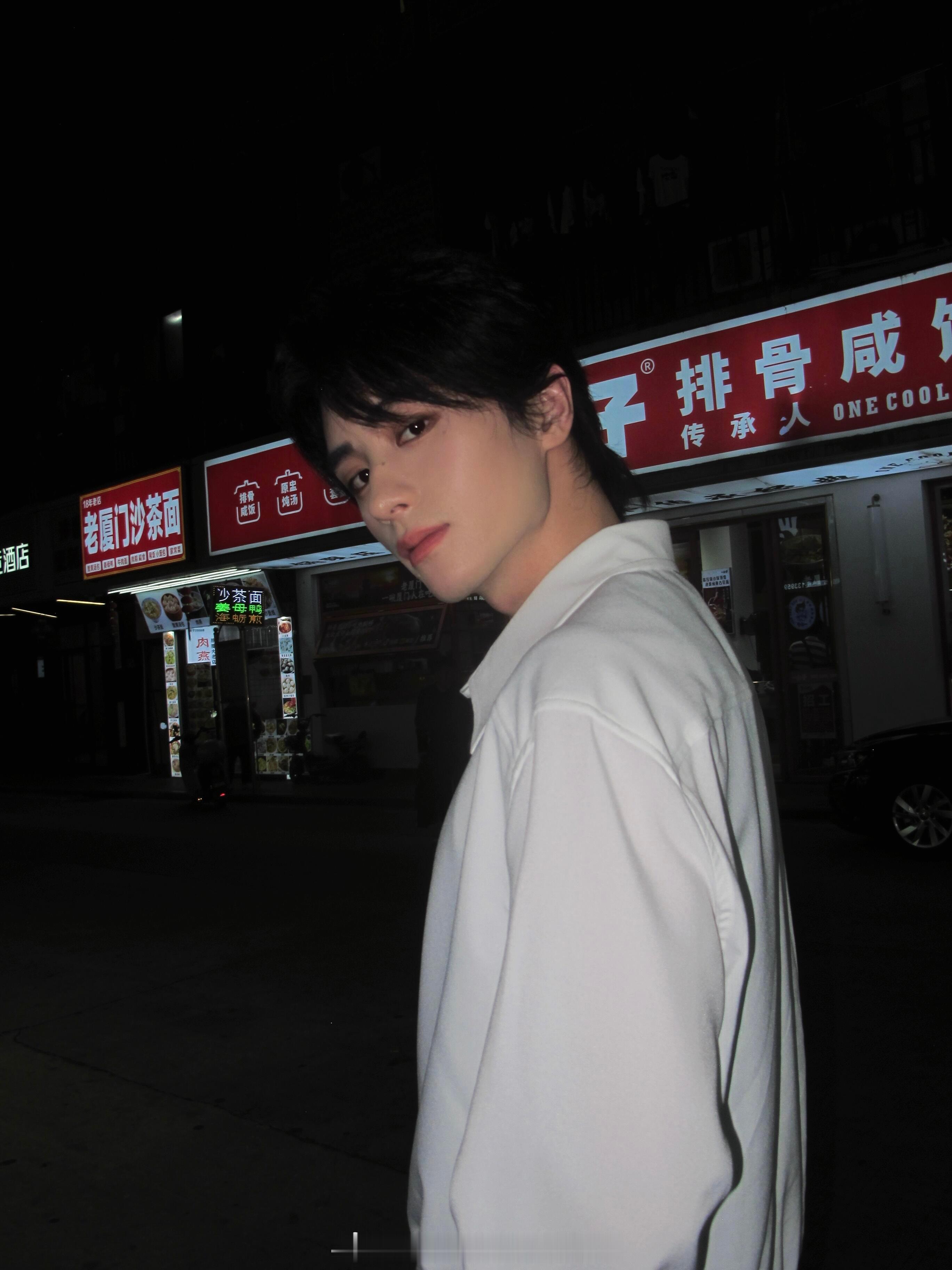 这张照片巨难拍我都不知道邓孝慈是怎么拍出的 为什么我拍出来就是脖子前倾感  而且