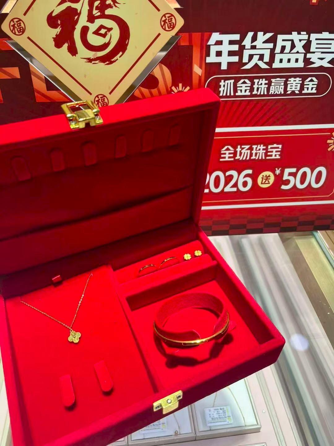 美国12月零售销售意外陷入停滞，假日季收官表现乏力。据商务部数据显示，11月零售