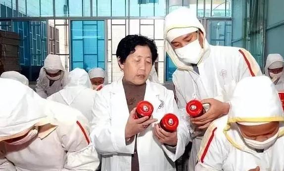 1996年，老干妈创始人陶华碧，四处求人提供玻璃瓶，可因为规模小被所有人拒绝，只