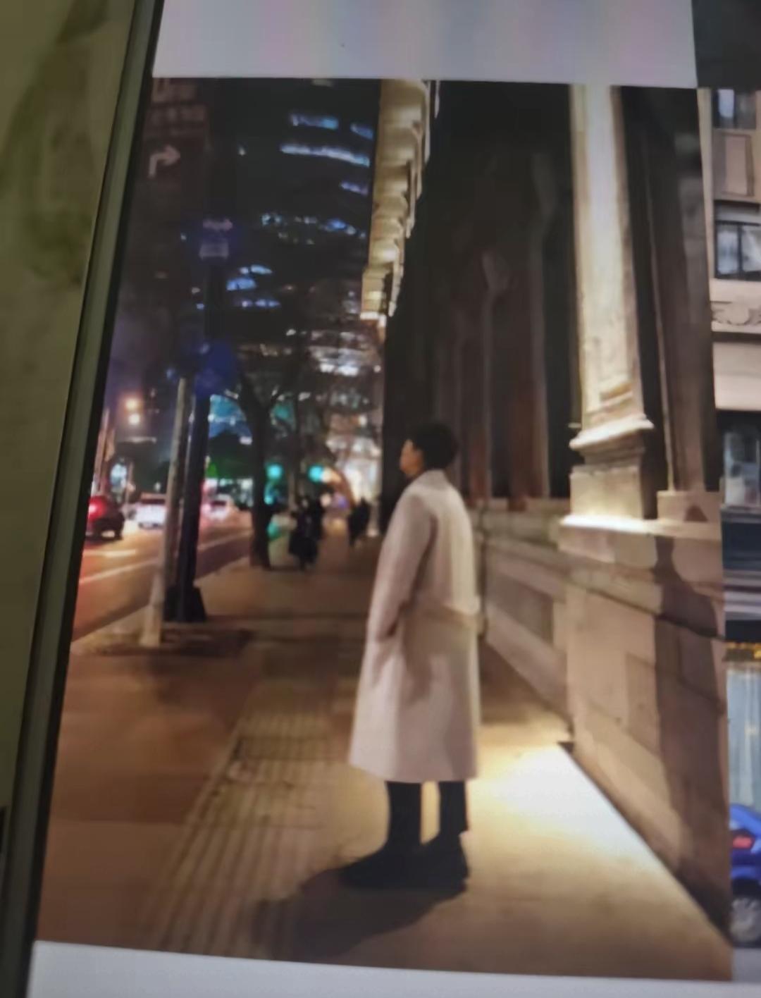 我听亲戚说邻村王叔最近老叹气，他儿子2017年在北京花五百多万买了套房，现在房价