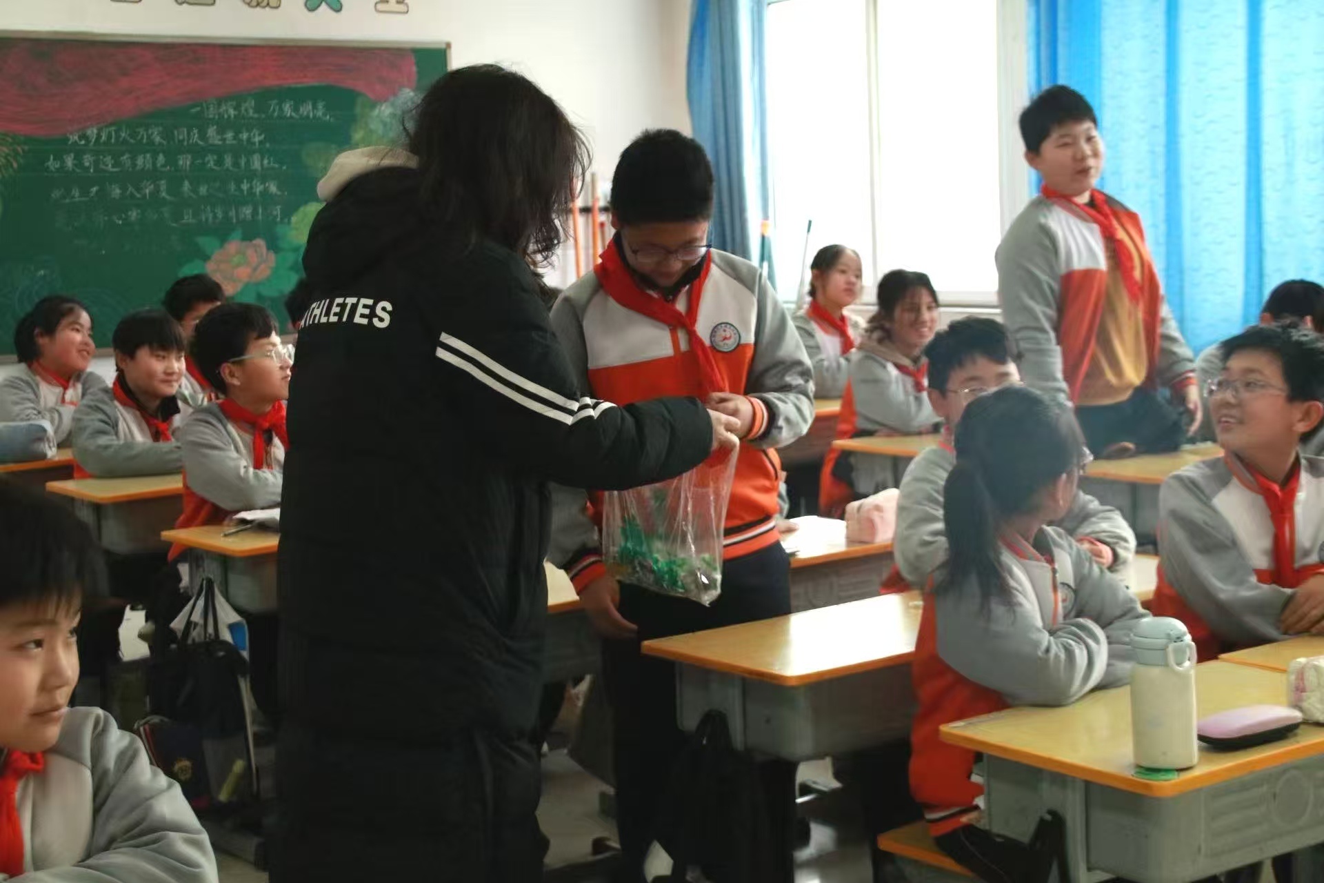 秦岭笑谈曲阜师范大学山东学子寒假社会实践在行动大学生社会实践【言传“声”教进课堂