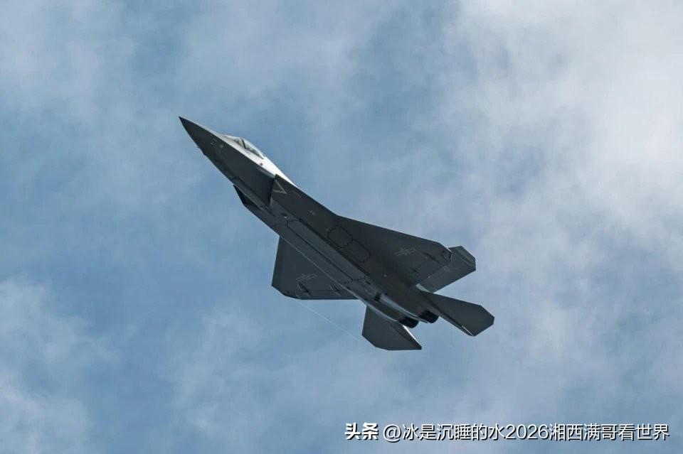 分享一组官媒公开的中国海陆空三军部分现代化武器装备美图。
壮我军威，为强大的中国