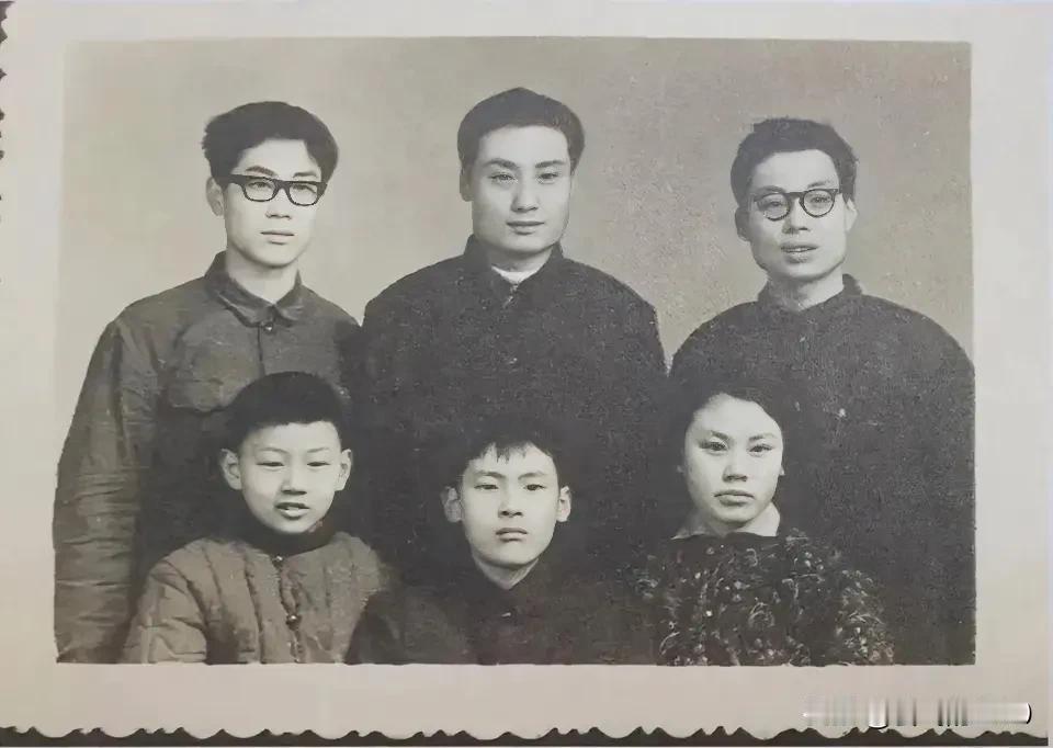 宗老年轻时，也是帅哥一枚，浓眉大眼国字脸，面相就很和善，一看就是敦厚正直的老实人