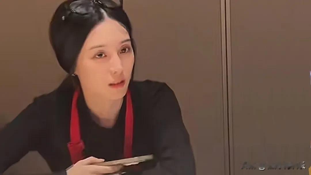 黄子韬深夜直播间豪刷礼物，掀起娱乐圈“宠粉”狂潮！这位当红明星不惜重金，只为给粉