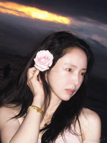 董璇海边素颜照董璇素颜状态超好抛开舞台妆造回归日常，董璇海边素颜出镜，大海做背景