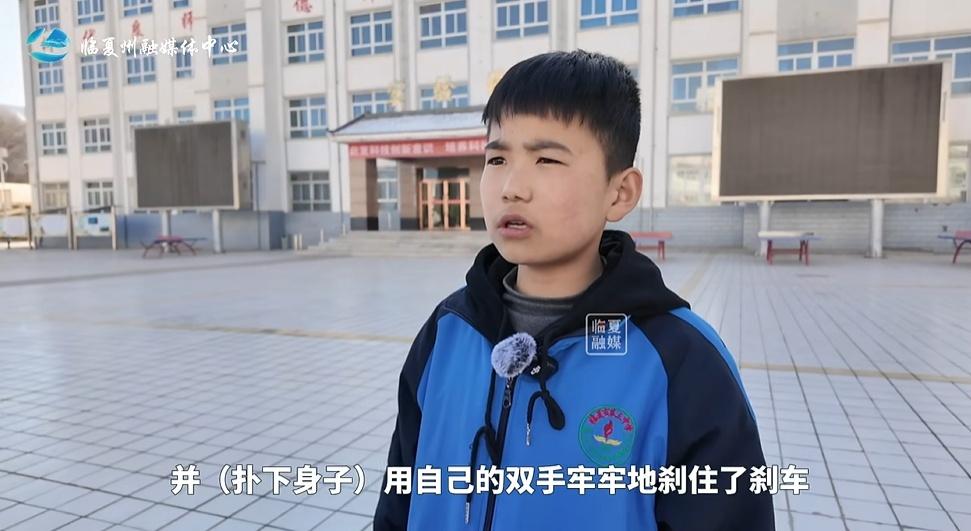 机智冷静，公交司机突发不适，4名“少年英雄”救下全车人！“少年强则国强”具象化了