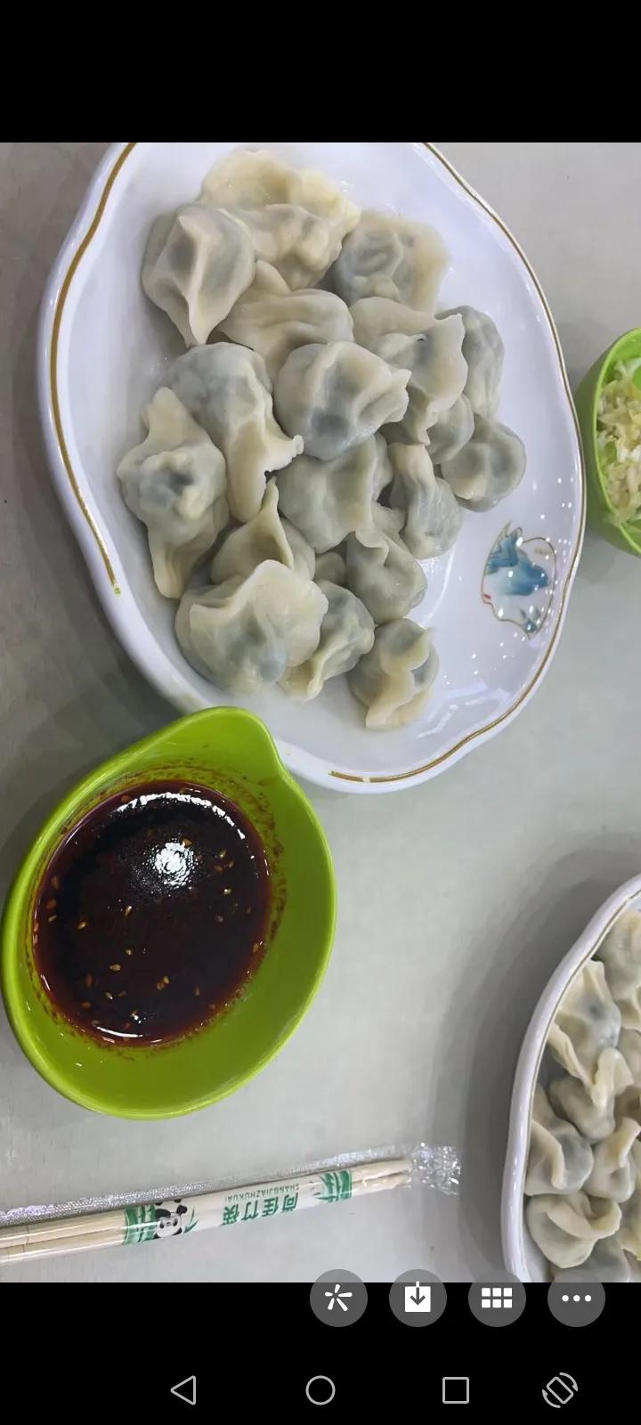 冬至吃饺子。肉、菜、碳水完美合一的饺子，不仅简单易做，而且营养十分丰富。