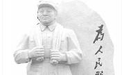 1944年，29岁的战士张思德在烧炭时牺牲，警卫队长想就地掩埋遗体，不料毛主席震