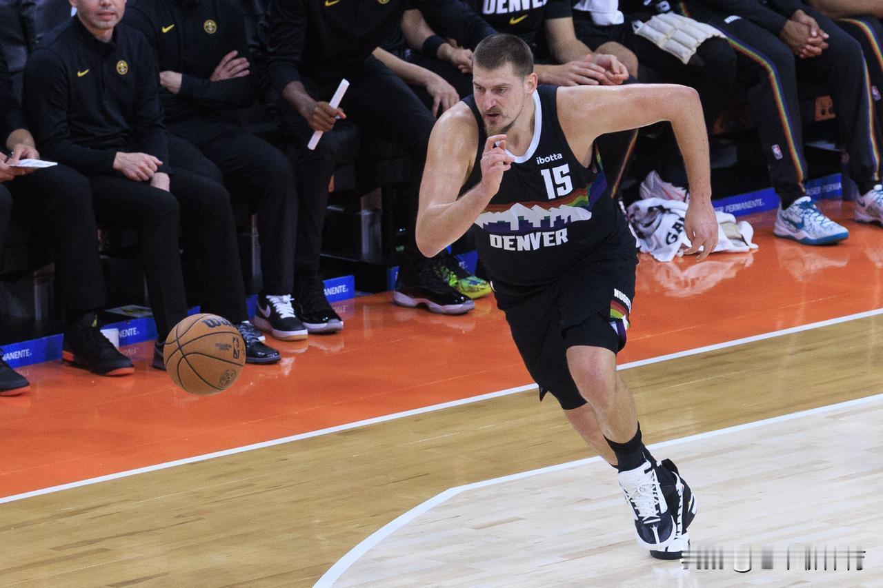 还是想拿MVP呀！约基奇选择复出！
今天掘金对阵快船的比赛中，约基奇选择了复出，