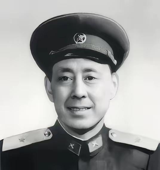 [微风]1952年，一个战士在运炮弹时，突然发现师长有些熟悉，他仔细回想后，就对