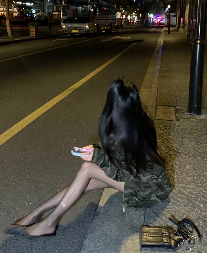 跨年夜的街头，这一看就没少喝！眼神涣散，袜子也破了，大冷天大半夜坐在街头晃晃悠悠