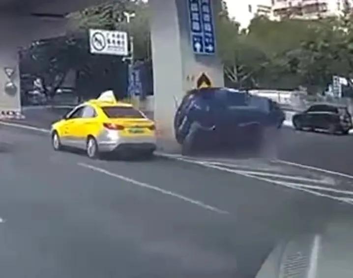 #官方回应宝马与出租相撞侧翻起火#警方发布的通报显示，尚未发现出租车与宝马车斗气