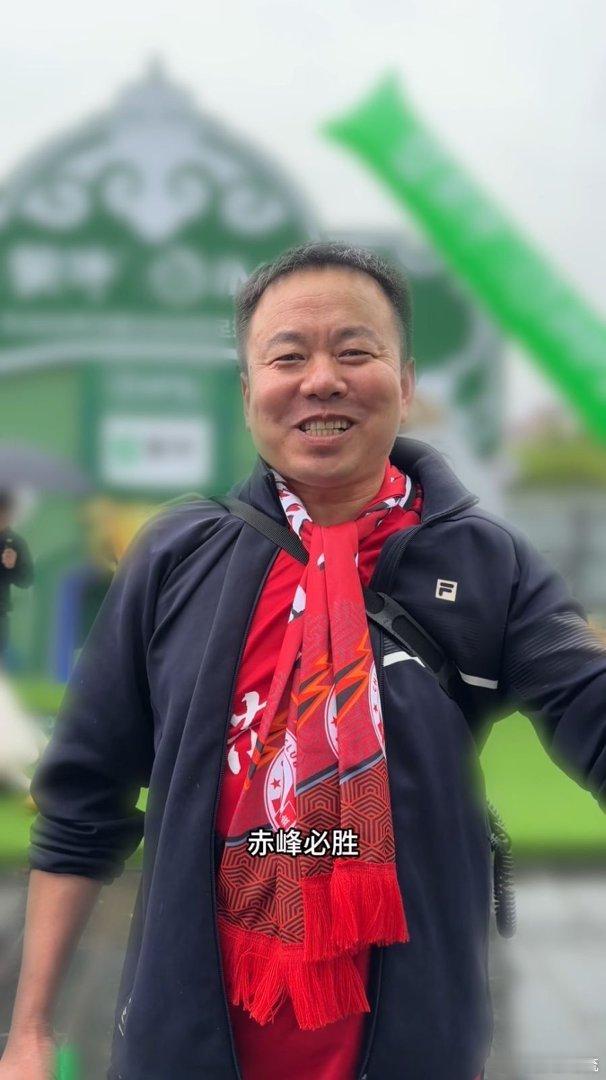 家乡的球场上长出了要强的根内蒙古的球场托起了一方锋芒 没有专业出身的距离感，牧民