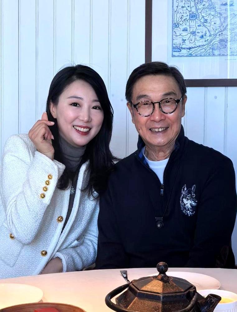 刘松仁中风瘫了？别傻了，75岁的他比你想象的狠多了。
 
前几年照片里他拄着拐，